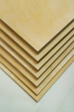 Mobilya endüstrisinin kontrplak tahtaları.