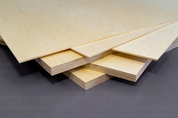 Tableros de madera contrachapada en la industria del mueble — Foto de Stock
