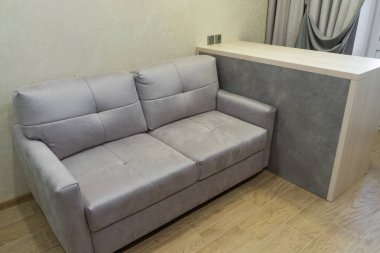 Mutfak, oturma odası, mobilya, eşyalar, buzdolabı, fırın.