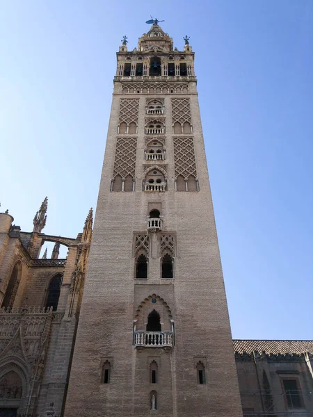 Espectacular vista de la Giralda de Sevilla junto a la Catedral de Sevilla, - Fotografia realizada el 31 de Octubre del 2017, Sevilla, Andalucia, Espana, Europa — Stockfoto