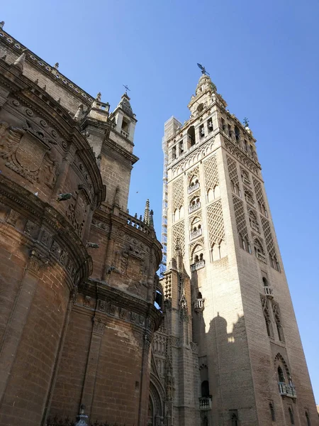 Vista de la Giralda de Sevilla y la Catedral de Sevilla, - Fotografia realizada el 31 de Octubre del 2017, Sevilla, Andalucía, España, Europa — Foto de Stock