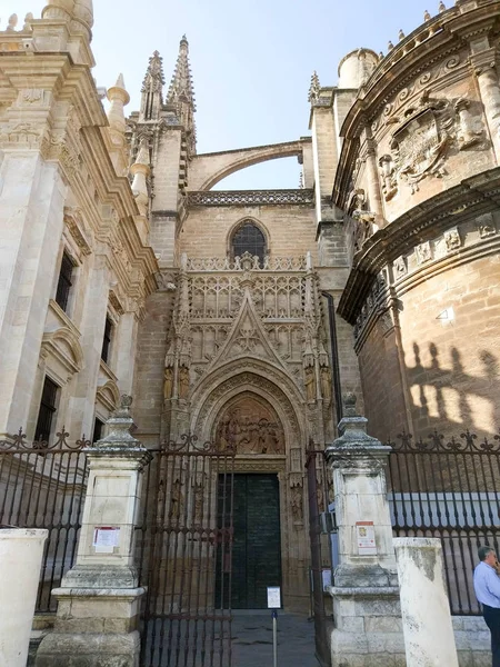 Vista de una de las entradas de la Catedral de Sevilla, Fotografia realizada en dia despejado sin nubes, a contra luz y cielo azul -写真集31 de Octubre del 2017, Sevilla,アンダルシア,エスパーナ,エウロパ — ストック写真