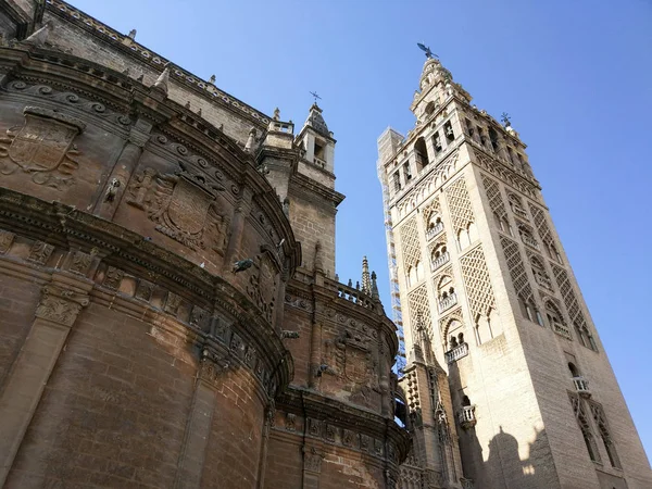 Vista Horizontal de la Giralda de Sevilla junto a Catedral de Sevilla, - Fotografia realizada el 31 de Octubre del 2017, Sevilla, Andalucia, Espana, Europa — Foto de Stock
