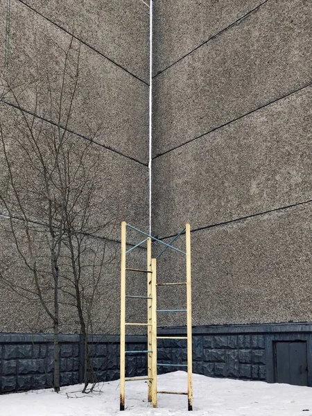Murmansk 'ın yerleşim bölgesinde çocuk parkı.