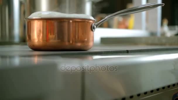 Kokende melk/op gaskachel een kokende melk in een pan op het fornuis en stromen — Stockvideo