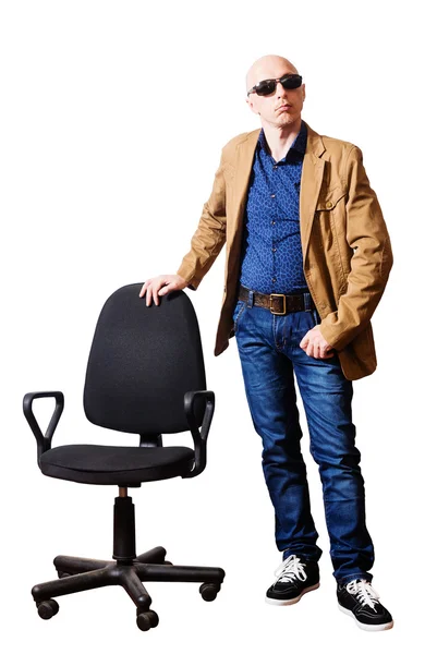 Чоловік середнього віку стоїть біля офісного крісла. Білий фон, ізоляція — стокове фото