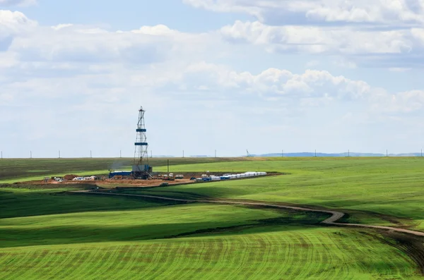 Drilling rig among agricultural fields. View from above — Stock Photo, Image