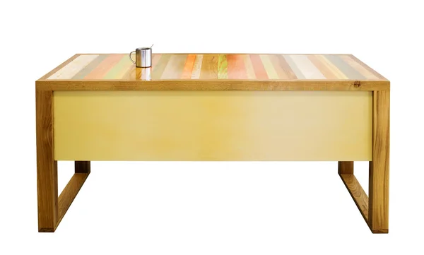 Металлическая кружка, стоящая на столе с верхушкой из различных пород дерева — стоковое фото