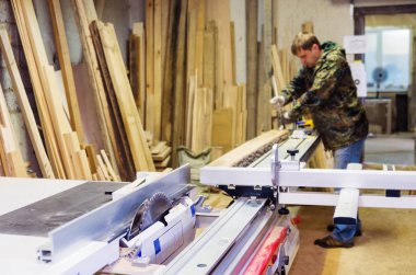 Marangoz dükkanı. Daire testere ile ağaç işleme makinesi