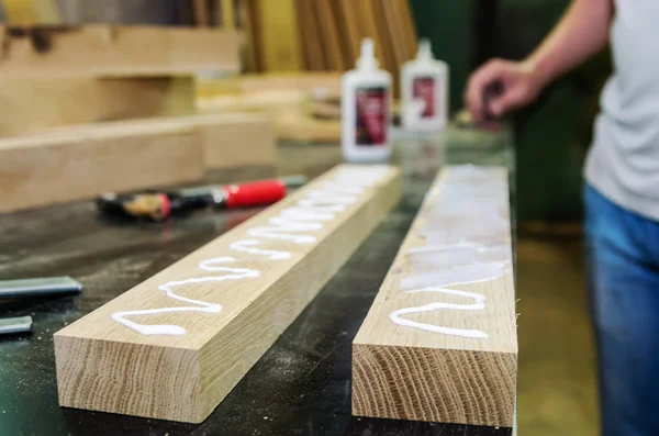 Collage des poutres en bois. Travaux de menuiserie — Photo