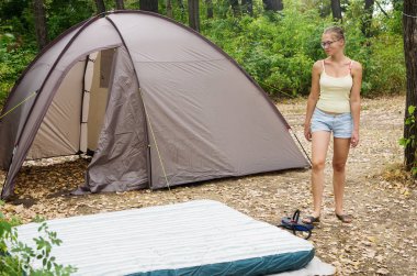 Turist kamp. O bir şişme yatak kadar Pompalar