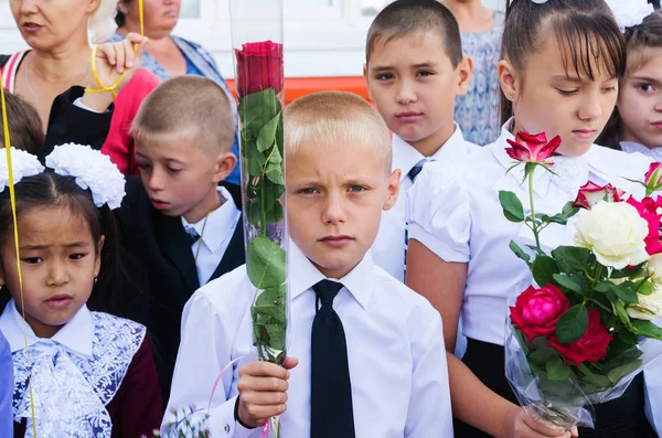 Öğrenciler okul teşhis 1 Eylül tarihinde — Stok fotoğraf