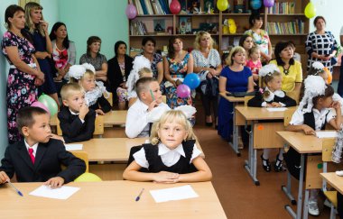 İlk-greyder ilk ders 1 Eylül itibariyle ebeveynleri ile