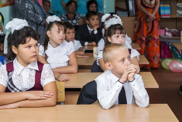 Alumnos de 4to grado en el aula con sus padres 1 de septiembre — Foto de Stock