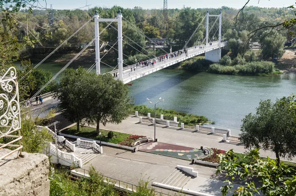 Ural Nehri'nin dolgusu. Orenburg, Rusya Federasyonu