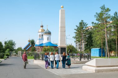 Turist Alexander Column yakınındaki grup. Orenburg   