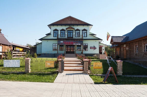 Restaurace "Chapay", Chuvash dvůr, kulturní a národopisné komplexní "národní vesnice". Orenburg — Stock fotografie