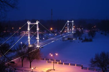 Ural kış gecesi Nehri boyunca yaya köprüsü. Orenburg, Rusya Federasyonu. 05/02/2017     