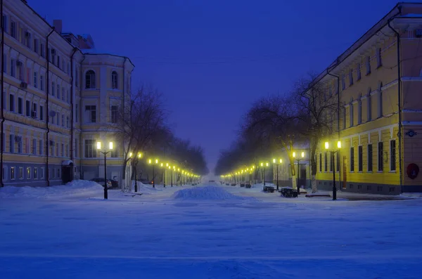 Orenburg, Sovetskaya Street zimowego wieczoru. Rosja. 05/02/2017 — Zdjęcie stockowe