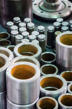 Metal parçalar bir torna üzerinde yapılan