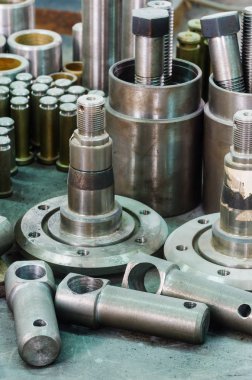 Metal parçalar, hub, vida, burçlar, iğne