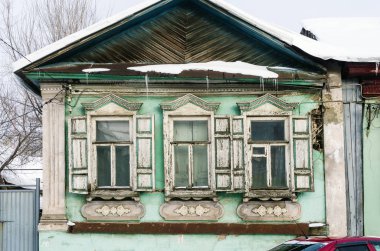 Eski bir evin cephesi