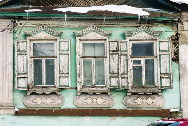 Фрагмент старого фасада дома — стоковое фото