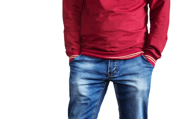 Man i en röd tröja och blå jeans håller händerna i fickorna — Stockfoto