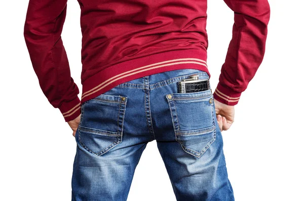 Человек в красном свитере и синих джинсах с металлической фляжкой в заднем кармане — стоковое фото