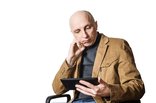 A tabletta a kezében középkorú emberrel — Stock Fotó