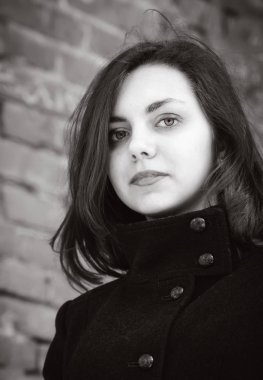 Bir ceket, uzun saçlı bir kız portresi