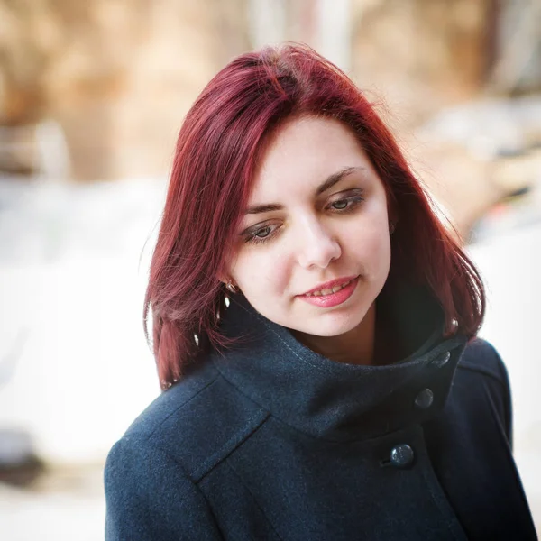 Portrait d'une fille aux cheveux longs en manteau — Photo