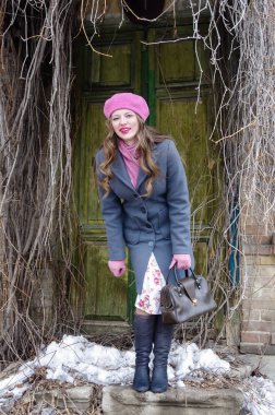 Eski bir ev eşiğinde kız gülerek