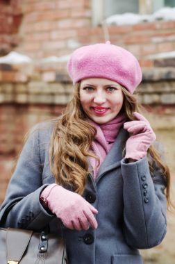 Gülümseyen kız gri ceket ve pembe bere