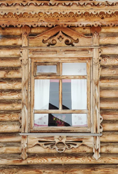 Vyřezávané okno dřevěného domu — Stock fotografie