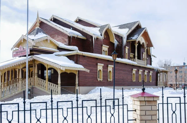 Casa de madera en estilo tradicional ruso —  Fotos de Stock