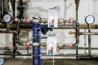 Isıtma boru binanın bodrum katında