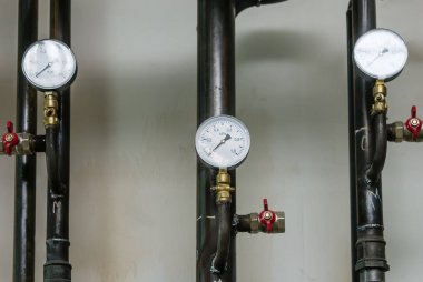 Kalorifer boruları ile manometreler