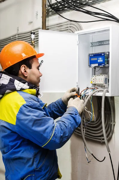 Montier installs a heat meter — Stock Photo, Image