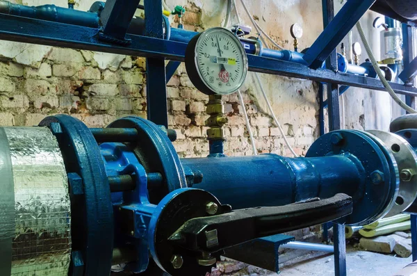 Equipamento de regulação de calor no porão de um edifício aquecido — Fotografia de Stock