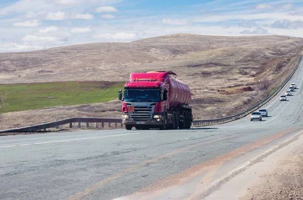 Трактор Scania с танкером на дороге — стоковое фото