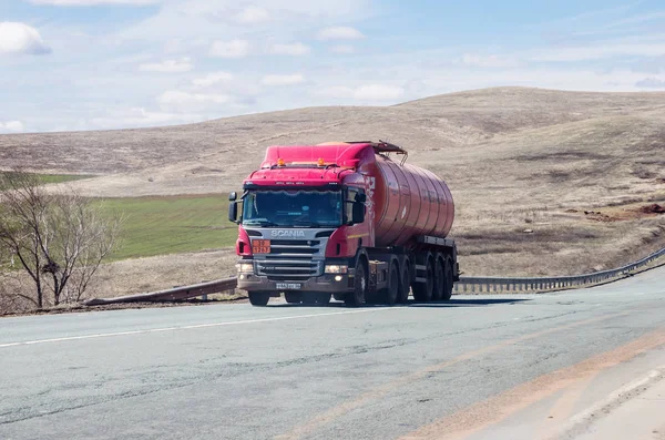 Трактор Scania с танкером на дороге — стоковое фото