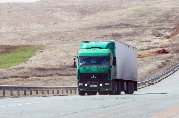 MAZ caminhão trator na estrada — Fotografia de Stock