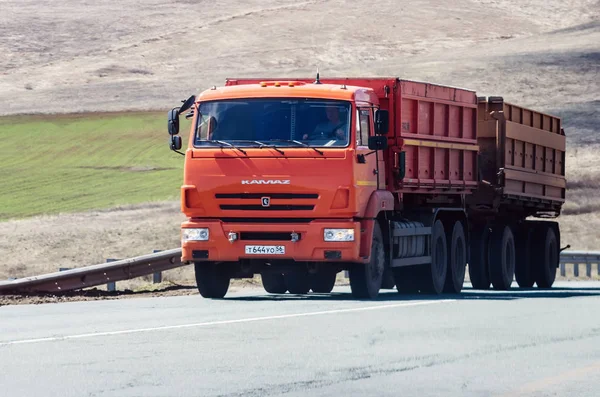 Yolda bir römork ile Kamaz kamyon