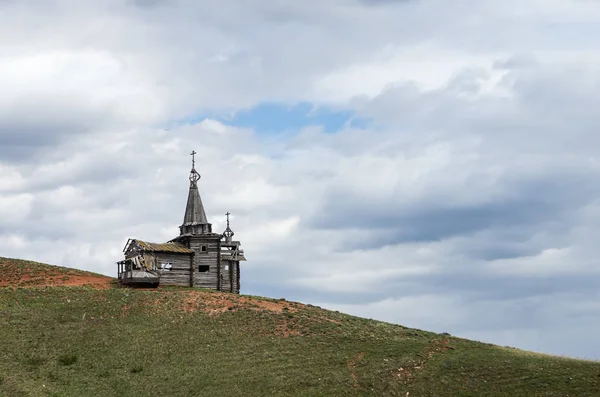 Régi fából készült templom a domboldalon — Stock Fotó