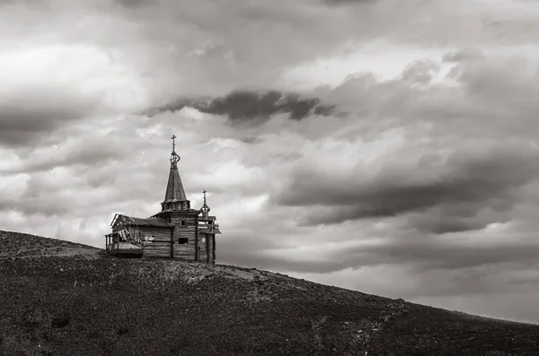 Régi fából készült templom a domboldalon — Stock Fotó