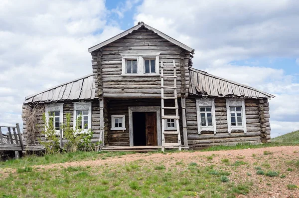 Antigua casa de madera — Foto de Stock