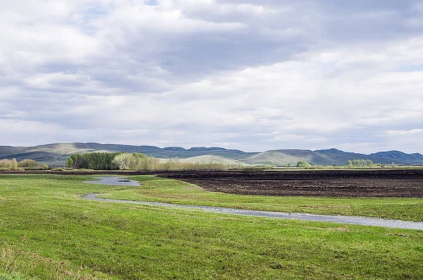 Campo de primavera, los Urales en el horizonte —  Fotos de Stock