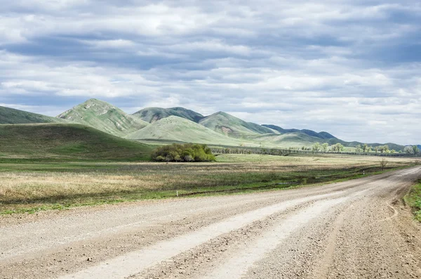 Dirt road along the ridge Karamurun-tau (Ural Mountains) — Stock Photo, Image