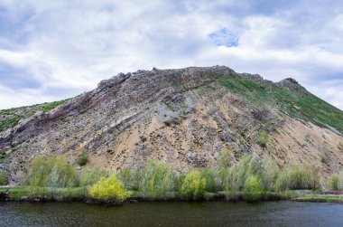 Karstik göl Nos Dağı, Güney ekstremite Karamurun-tau ridge (Ural Dağları'nın eteklerinde)